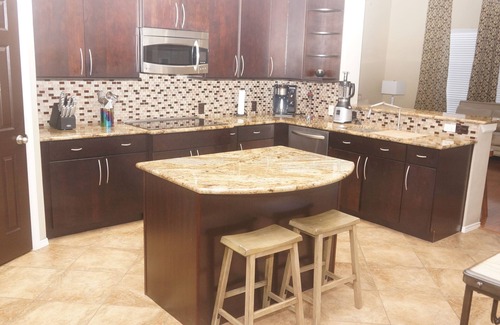 Barker Casa | Massive house; corporate, work crew and family friendly.