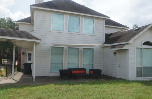 Barker Casa | Massive house; corporate, work crew and family friendly.