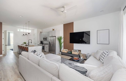 East Bank Casa | Massive Luxury Home w/Rooftop, Hot-tub, Game room, Mini Golf, Views, and more