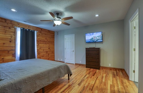 Alexander Cabina | Massive Real Cabin! 3500 SF, Up to 16 guests! Mountain Views, Firepit, HOT TUB!