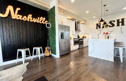 Hurwood Heights Casa | ★Massive Roofdeck★NEW Home-4Bd/3.5Ba- 3miles to downtown