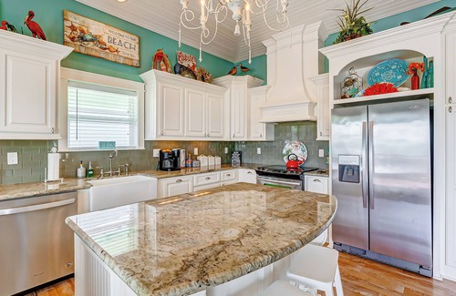 Port Bolivar Casa | Massive Swimspa ~ Ocean Views ~ Short walk to beach ~ Starlink Internet ~ Games
