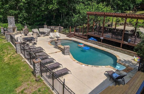 Lookout Valley Neighborhood Association Chalet De Esquí | Massive Vacation Home with Pool & Swim Spa