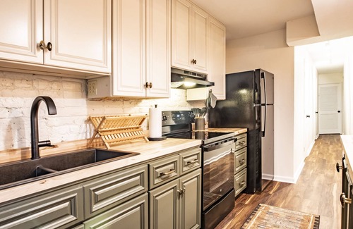 Historic Downtown Savannah Casa | Massive Victorian House w/ Private Courtyard ★ 5APTS/9BDRS ★ Near Forsyth Park