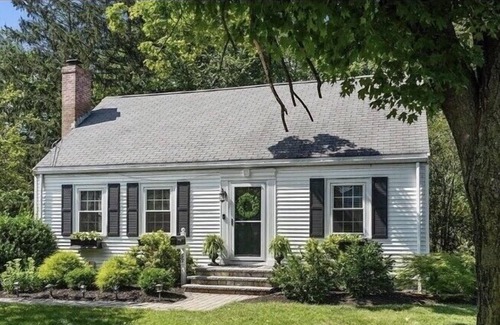 Framingham Casa | Master Bedroom, 4K TV & Desk for work