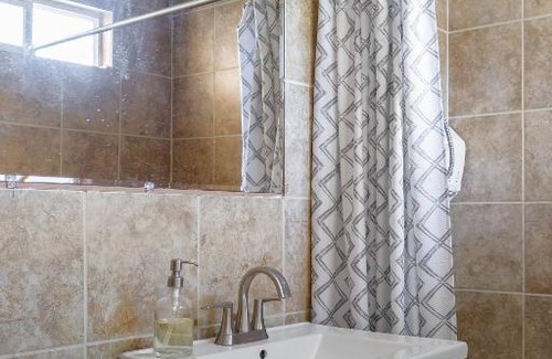 Ventura Casa | Master Bedroom w/ Private Bathroom (Must like dogs)