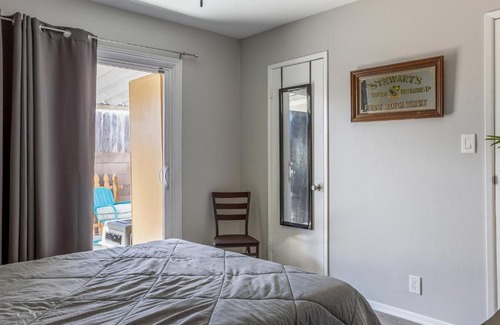 Ventura Casa | Master Bedroom w/ Private Bathroom (Must like dogs)