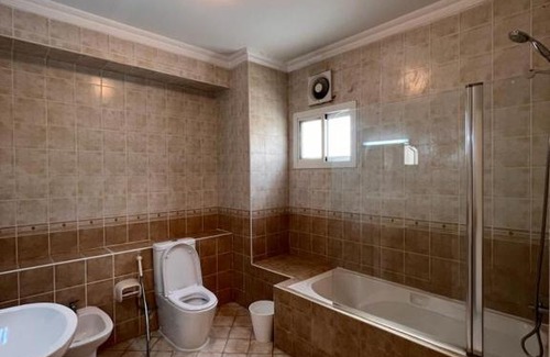 Doha Apartamento | Master bedroom with entertaining facilities & Swimming pool