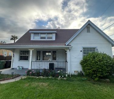 Los Angeles Cama Y Desayuno | Master Bedroom with private bathroom super close to Sofi Stadium, KIA Forum and LAX airport