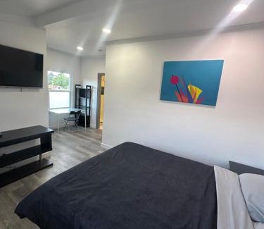 Los Angeles Cama Y Desayuno | Master Bedroom with private bathroom super close to Sofi Stadium, KIA Forum and LAX airport
