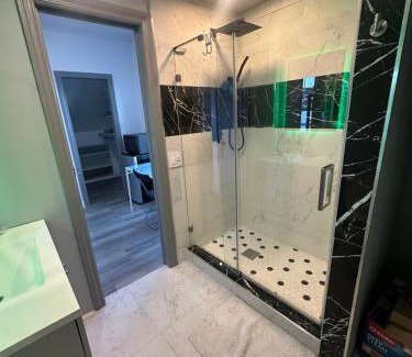 Los Angeles Cama Y Desayuno | Master Bedroom with private bathroom super close to Sofi Stadium, KIA Forum and LAX airport