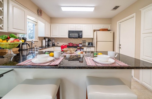 San Marcos Casa | Master Bedroom with KING Bed, FREE Wi-Fi/Parking/Snack in Relaxing Oasis