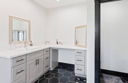 San Bernardino Casa | Master Luxurious Private room w/ Chic Tub Great work space! Mins. from Downtown