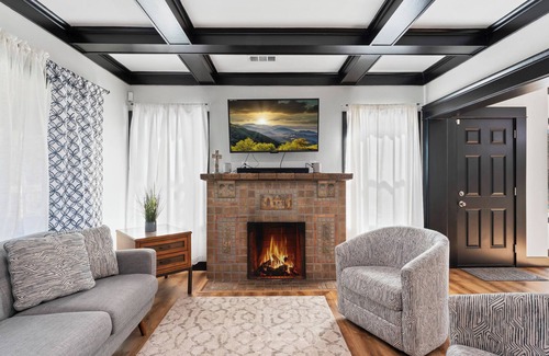San Bernardino Casa | Master Luxurious Private room w/ Chic Tub Great work space! Mins. from Downtown