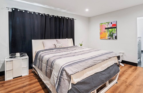 San Bernardino Casa | Master Luxurious Private room w/ Chic Tub Great work space! Mins. from Downtown