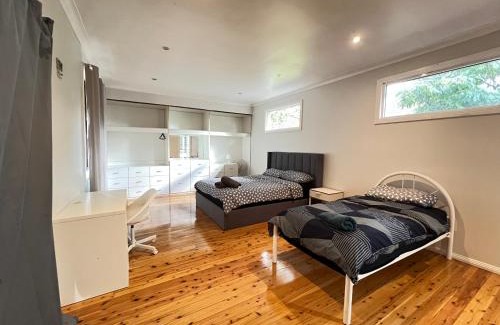 Seven Hills Casa | Master Room with Attached Bathroom close to Station and Shops - SH1