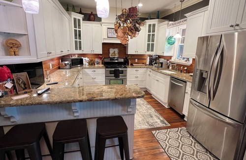 North Augusta Otro | Masters rental 5-bedroom farmhouse with WiFi, AC in serene North Augusta