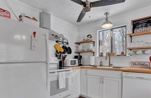 Rowland Cabaña | Masthope Cottage - Hot Tub, Arcades, Ski, Pools, Lake, Tiki Bar, Restaurant