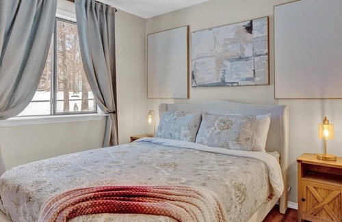 Rowland Cabaña | Masthope Cottage - Hot Tub, Arcades, Ski, Pools, Lake, Tiki Bar, Restaurant