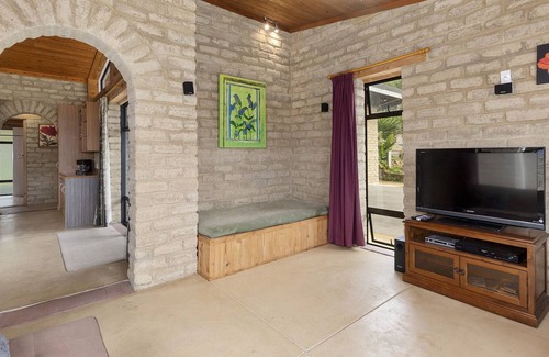 Matapouri Cabaña | Matapouri Earth Castle - Matapouri Holiday Home