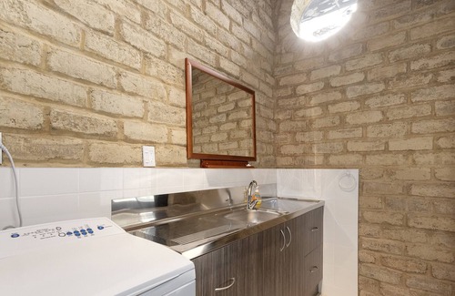 Matapouri Cabaña | Matapouri Earth Castle - Matapouri Holiday Home
