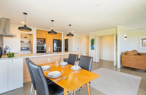 Waikanae Casa | Matenga Townhouse - Waikanae Holiday Home