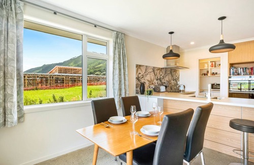 Waikanae Casa | Matenga Townhouse - Waikanae Holiday Home