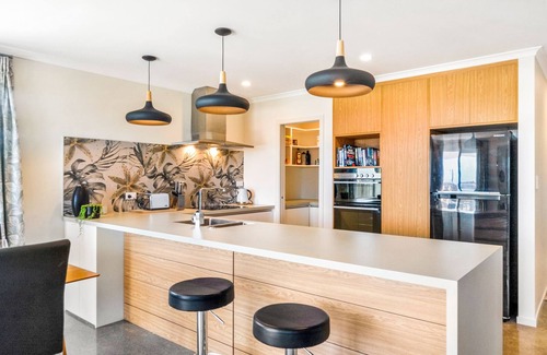 Waikanae Casa | Matenga Townhouse - Waikanae Holiday Home