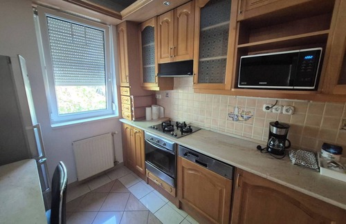 Kecskemet Apartamento | Mathias, un espacioso apartamento de 2 dormitorios con 2 baños y estacionamiento privado.