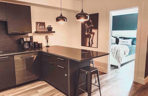 Nashville Condominio | Matte Black 2 Bedroom - Music Row - Guitar Pool - Sleeps 6
