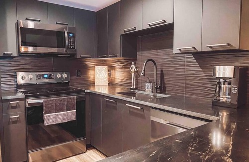 Nashville Condominio | Matte Black 2 Bedroom - Music Row - Guitar Pool - Sleeps 6