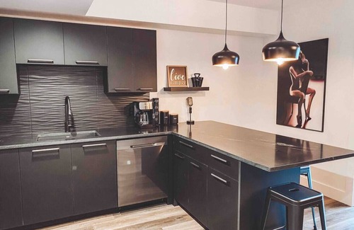 Nashville Condominio | Matte Black 2 Bedroom - Music Row - Guitar Pool - Sleeps 6