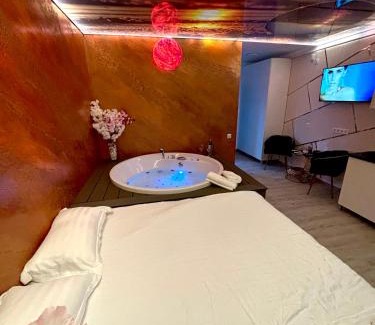 Baia Mare Apartamento | MATTEO room by 50 shades