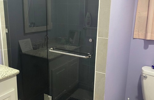 Belize City Apartamento | MATUK&ROSE, Cozy , 1 Bedroom , 1 BathroomUnit , complete with AC,WiFi,smart TV