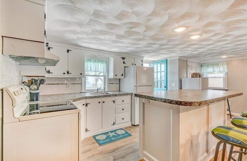 Matunuck Casa | Matunuck getaway - walking distance to South Kingstown Beach!