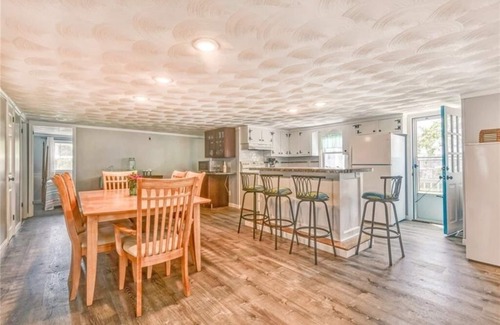 Matunuck Casa | Matunuck getaway - walking distance to South Kingstown Beach!