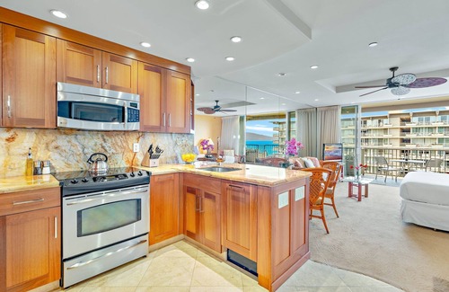 Kaanapali Condominio | Maui Resort Rentals: The Whaler 1015 - Gorgeously Remodeled 10th Floor Interior Courtyard Studio, Spectacular Ocean and Mountain Views!