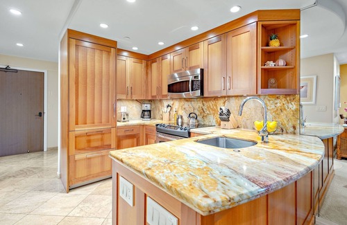 Kaanapali Condominio | Maui Resort Rentals: The Whaler 1015 - Gorgeously Remodeled 10th Floor Interior Courtyard Studio, Spectacular Ocean and Mountain Views!