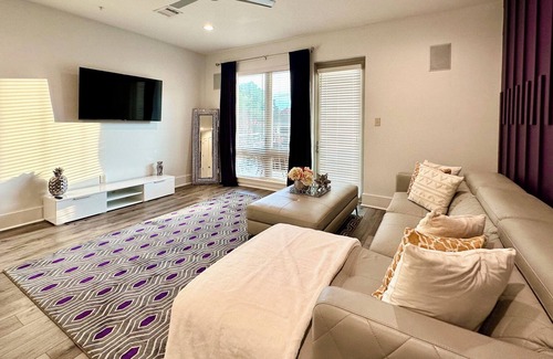 Baton Rouge Apartamento | Mauve Opulence w/ King bed