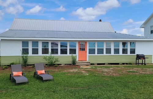 White Lake Cabaña | Max's Retreat, Lakefront Charming 3-bedroom cottage in peaceful White Lake