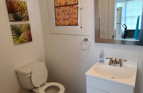 White Lake Cabaña | Max's Retreat, Lakefront Charming 3-bedroom cottage in peaceful White Lake