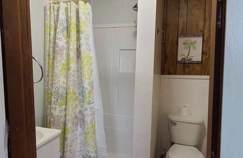 White Lake Cabaña | Max's Retreat, Lakefront Charming 3-bedroom cottage in peaceful White Lake