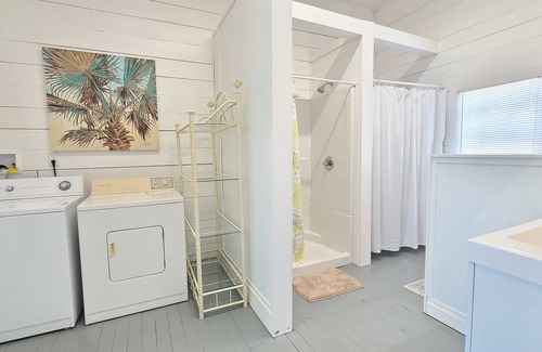 White Lake Cabaña | Max's Retreat, Lakefront Charming 3-bedroom cottage in peaceful White Lake