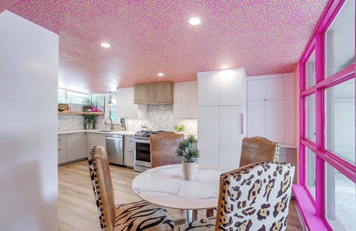 Grand Prairie Casa | Maximalist IG-Worthy Bachelorette Vibes w/Virtue, Saltwater Pool & Poolhouse