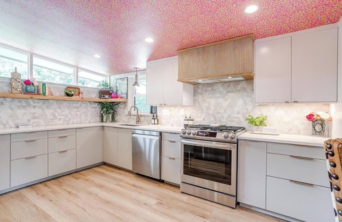 Grand Prairie Casa | Maximalist IG-Worthy Bachelorette Vibes w/Virtue, Saltwater Pool & Poolhouse