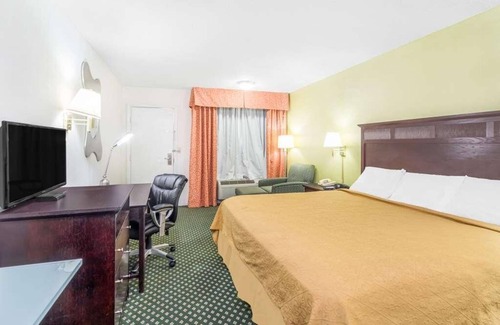 Lookout Valley Neighborhood Association Hotel | Maximum Comfort! Comes w/ Free Parking, Pool, Short Drive to Coker Tire Museum!