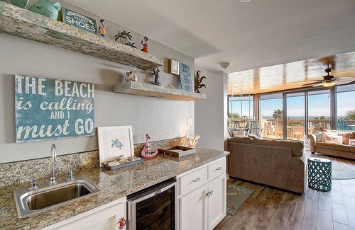 Port Aransas Condominio | Recién remodelado de dos dormitorios de dos niveles con vista panorámica al mar