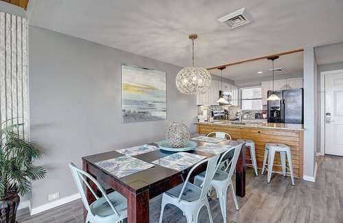 Port Aransas Condominio | Recién remodelado de dos dormitorios de dos niveles con vista panorámica al mar