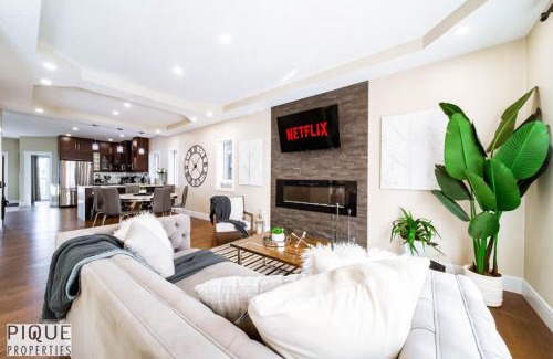Mayfield Apartamento | Mayfield Manor - Hot Tub - KingBed - FireTable - BBQ - Wifi