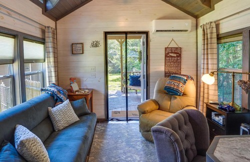 Mayfield Casa | Mayfield Tiny Home with Porch, Walk to Beaches!
